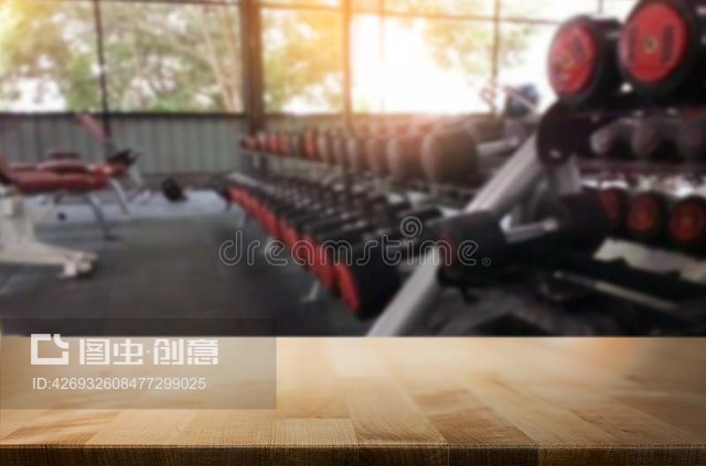 健身館室內模糊背景的木制桌子Wooden table on blurred background of fitness gym interior of mo